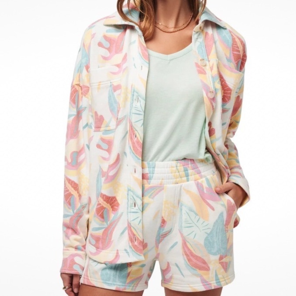 Travis Mathew XL Vacay Rose Cloud Collection Shirt Ivory Multi XL 1LE034 Womens